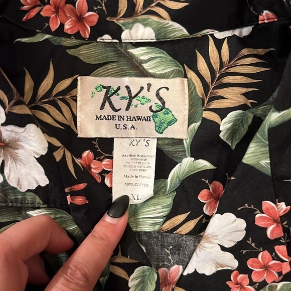 Vintage Men’s Hawaiian Button Up Shirt - Picture 5 of 6